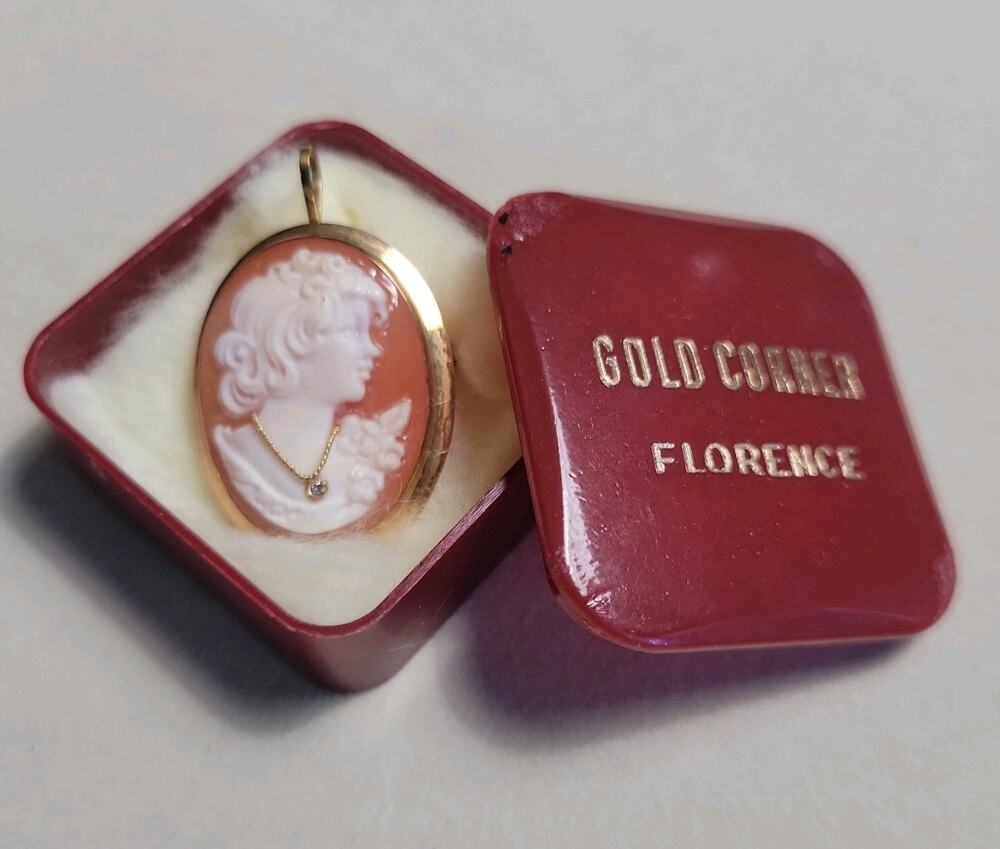 Cameo Brooch/Pendant Florence Yellow Gold Carved Shell 750 (18K) 2.5gm diamond